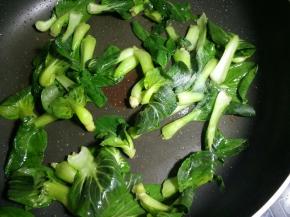 加少许盐翻炒均匀。