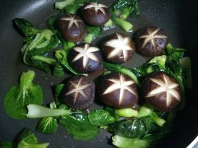 放入生抽翻炒均匀。