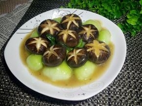 将青菜码放在盘底，香菇白菜青菜上。一道美味与颜值并存的香菇青菜就做好了。