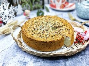 蛋糕烤好后，戴上隔热手套迅速取出模具，垂直摔一下，震出热气，将模具迅速倒扣在烤网上，彻底凉后再脱模。