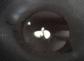 锅内放油，油热后放入蒜瓣爆香