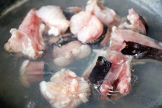 把安康鱼进行焯水捞出冲洗干净后