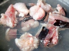 把安康鱼进行焯水捞出冲洗干净后