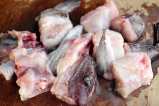 用刀剁成8公分左右的块状、剁的小了、会在炖的过程中碎掉、影响颜值