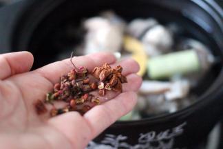 砂锅中加入花椒和八角