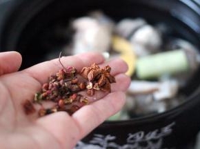 砂锅中加入花椒和八角
