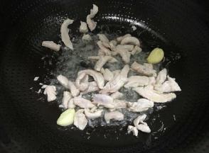 放入里脊肉翻炒