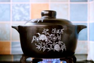 盖上锅盖大火煮沸后、转小火慢慢炖煮20分钟