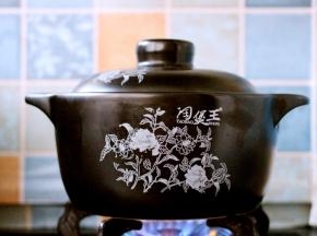 盖上锅盖大火煮沸后、转小火慢慢炖煮20分钟