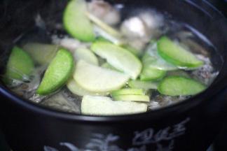 倒入适量的盐、大火煮沸后转小火炖3分钟