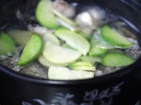 倒入适量的盐、大火煮沸后转小火炖3分钟