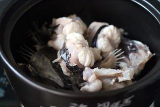 把焯过水的安康鱼放入砂锅里