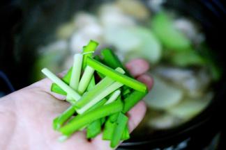 加入切段的韭菜