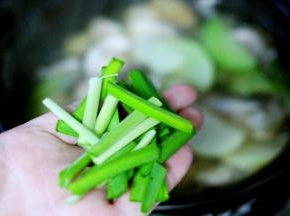 加入切段的韭菜