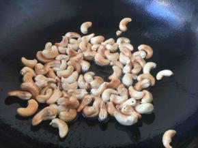 热锅凉油放入腰果，小火炒制微微变色盛出来。 此菜谱中只用10粒腰果即可。 我炒制的腰果多，留做其它菜用。