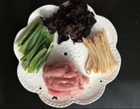 里脊肉、豆皮、大蒜叶子切丝，黑木耳提前泡发，撕小块