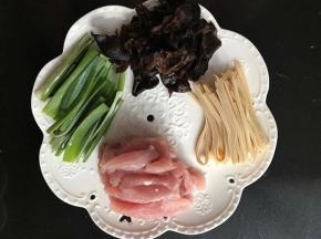 里脊肉、豆皮、大蒜叶子切丝，黑木耳提前泡发，撕小块