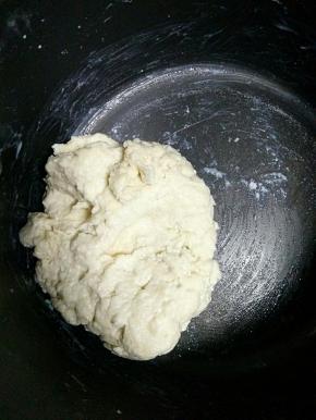 除黄油外
全部加在一起揉团
成团就行
静置5分钟