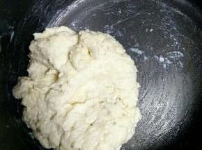 除黄油外
全部加在一起揉团
成团就行
静置5分钟