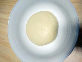 开始揉面
配合摔打揉
待面团能拉出厚膜
加入黄油
揉至面团能拉出均匀手套膜
面团盖上保鲜膜
自然发酵