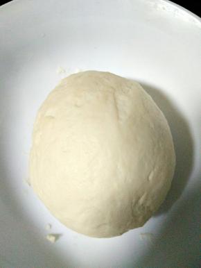 取出面团排气
借助擀面杖
排气后醒面30分钟