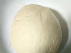 取出面团排气
借助擀面杖
排气后醒面30分钟