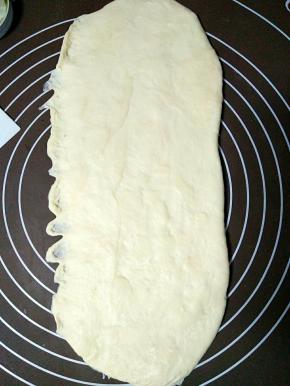 将面团分出大概280克
擀成椭圆形长片
边上略薄