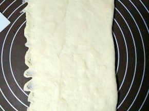 将面团分出大概280克
擀成椭圆形长片
边上略薄