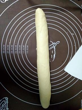 中间铺上自己喜欢的馅料
可以是豆沙，椰蓉……
我的是肉松
以免肉松太干
提前用沙拉酱拌匀
铺好馅料从一头卷起
滚圆成圆柱形