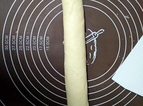 中间铺上自己喜欢的馅料
可以是豆沙，椰蓉……
我的是肉松
以免肉松太干
提前用沙拉酱拌匀
铺好馅料从一头卷起
滚圆成圆柱形