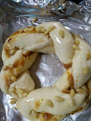 发至两倍大
刷一层蛋液
上面撒上自己喜欢的干果
蔓越莓，松子，核桃都可以
放入预热烤箱
165 度25分钟