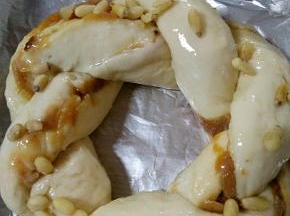 发至两倍大
刷一层蛋液
上面撒上自己喜欢的干果
蔓越莓，松子，核桃都可以
放入预热烤箱
165 度25分钟