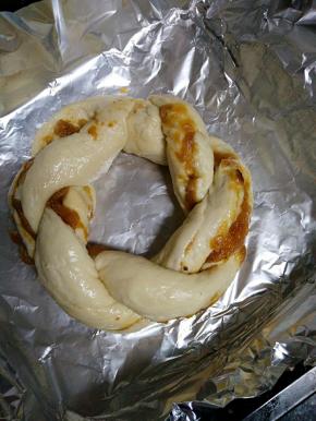 圈起来成一个圆形
收口捏紧朝下
放烤盘上发酵