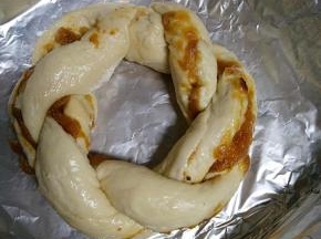 圈起来成一个圆形
收口捏紧朝下
放烤盘上发酵