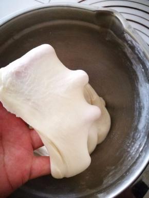 直到揉到完全扩展阶段，就是能拉出大片薄膜为止。