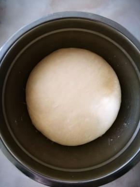 揉好的面团放进一个干净的盆里