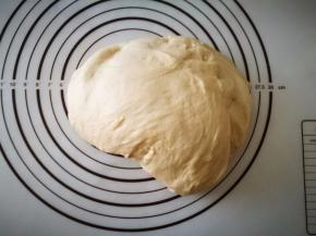 发好的面团拿出来排气