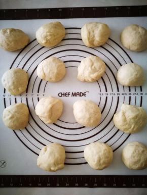 平均分成15个小面团,盖保鲜膜松弛十分钟