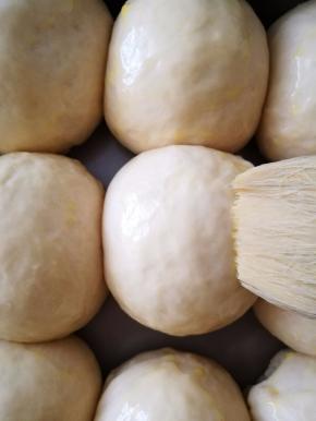 同样是发酵到面团两倍大时，在面团表面刷上稀释的蛋黄水