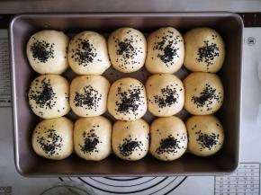 涂好蛋黄水后撒上黑芝麻装饰。