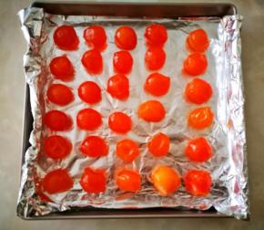 咸鸭蛋只取蛋黄，放于垫了锡纸的烤盘上，烤箱上下火180度预热五分钟，放入咸蛋黄，烤8分钟。去除晾凉备用。