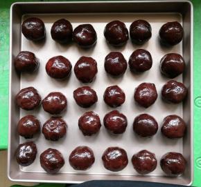 分别包入蛋黄滚圆。