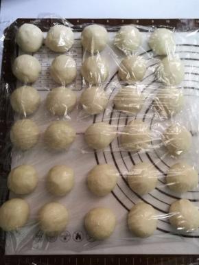 油皮分成30份，盖保鲜膜松弛