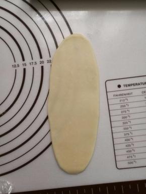 按扁，用擀面杖擀成牛舌状