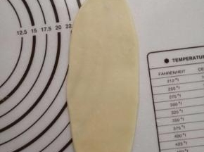 按扁，用擀面杖擀成牛舌状