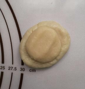 将油酥包入油皮中