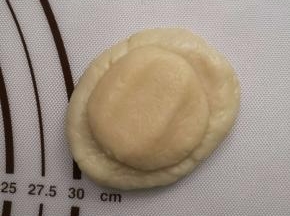 将油酥包入油皮中