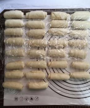 盖上保鲜膜松弛15分钟。