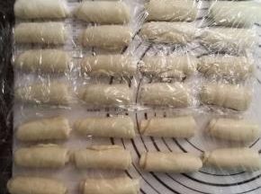 盖上保鲜膜松弛15分钟。