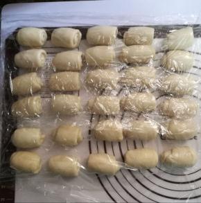 全部都这样弄好，盖上保鲜膜松弛15分钟。